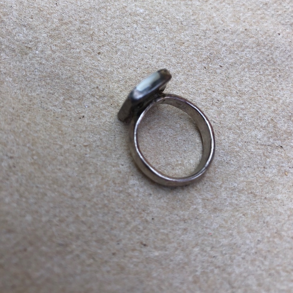 Sterling Silver ring with mother of pearl stone - Picture 4 of 4